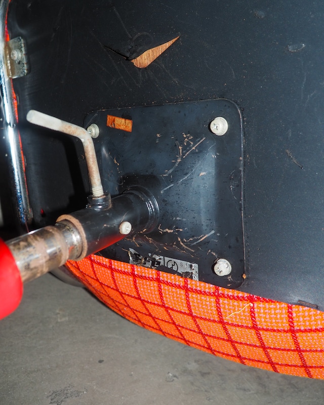 Height-adjustable check chair