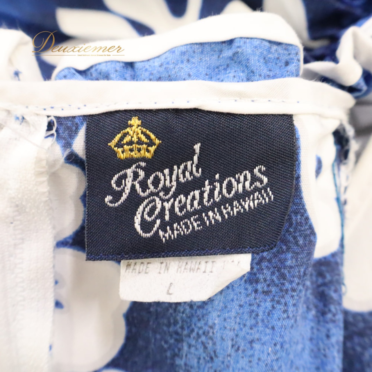 フラダンス 衣装 Royal Creations ロイヤルクリエーションズ ワンピース ドレス ブルー系 ハイビスカス柄 モンステラ柄 花柄 植物柄 ハワイアンプリント ハワイアン アロハ フラ ダンス レッスン 練習 ハワイアンダンス ネイビー系 ホワイト系 青 紺 白 フリル フレア 華やか 鮮やか かわいい おしゃれ