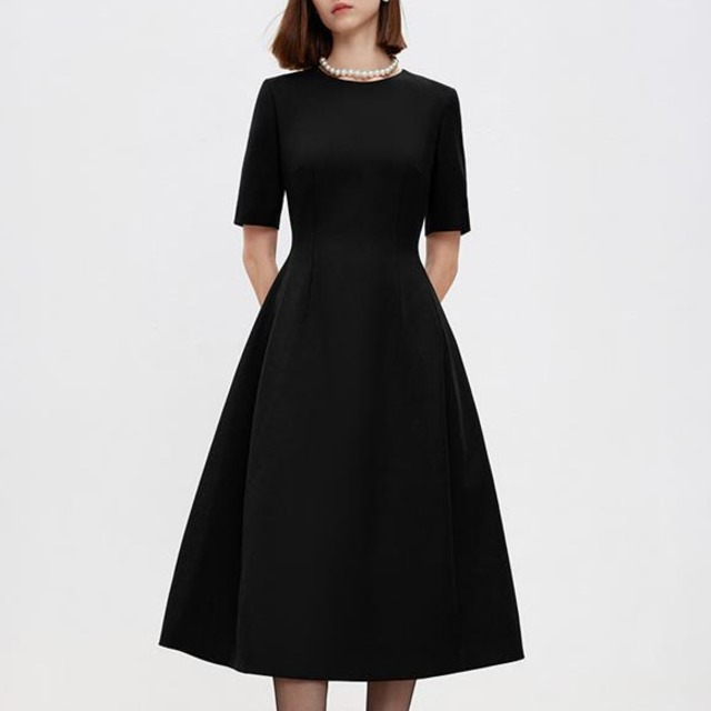 Noir Élan Dress