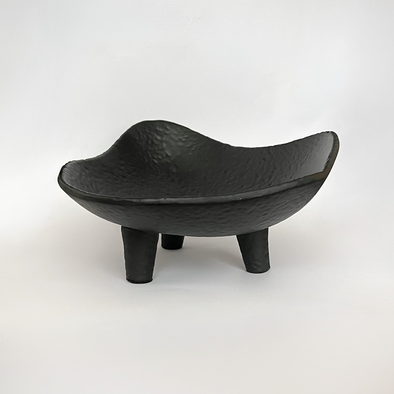 Three-Legged Matte Black Textured Bowl / スリーレッグ マットブラック ディスプレイボウル