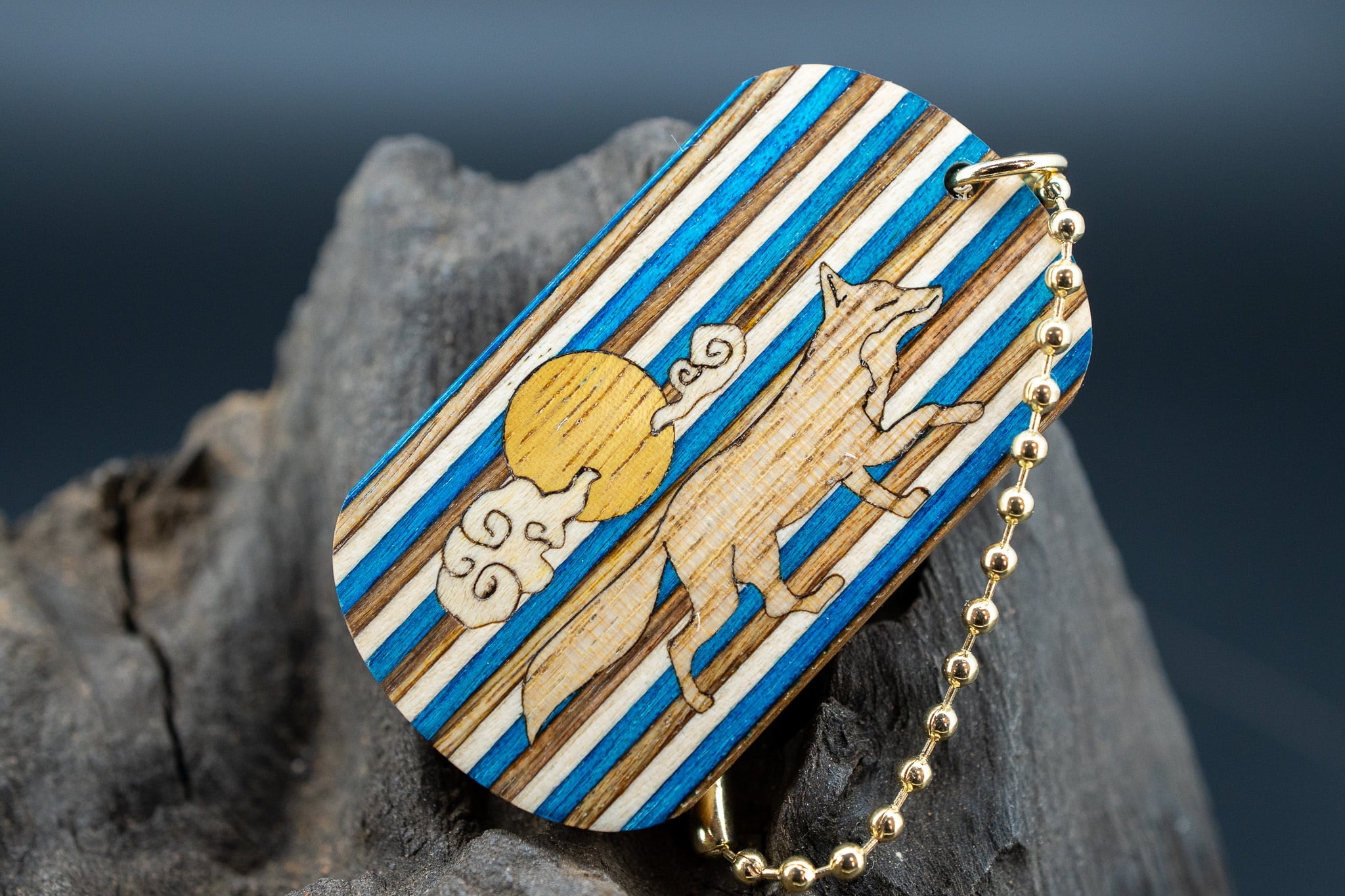 【北国が育む麗しの木肌】 バーチ 寄木 ドッグタグ 象嵌 十五夜きつね