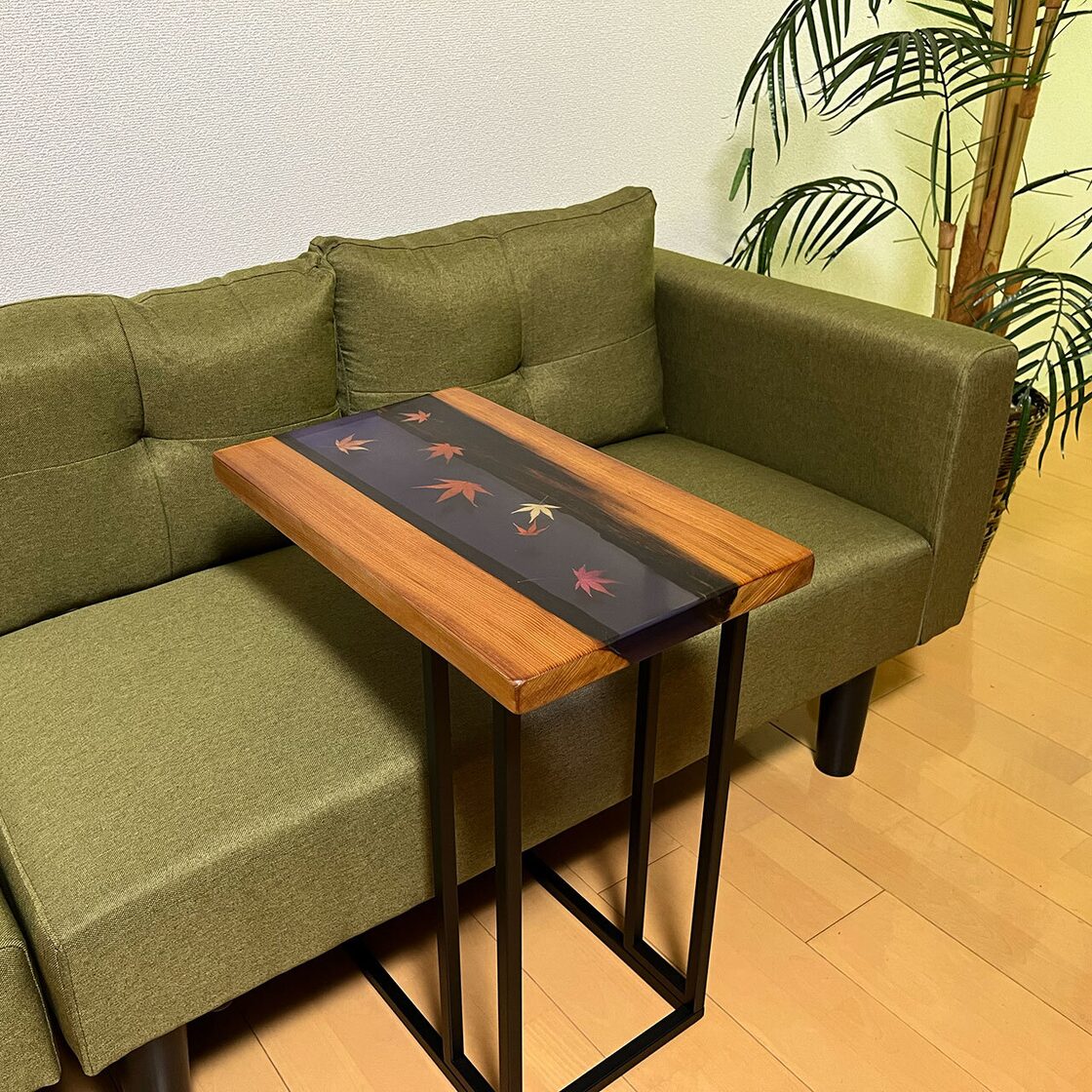 杉と紅葉のレジンリバーテーブル 49.5cm【木材：杉】【モチーフ：紅葉 