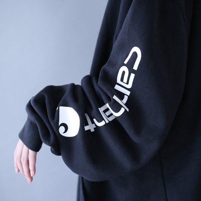 "Carhartt" sleeve logo printed over silhouette black sweat parka