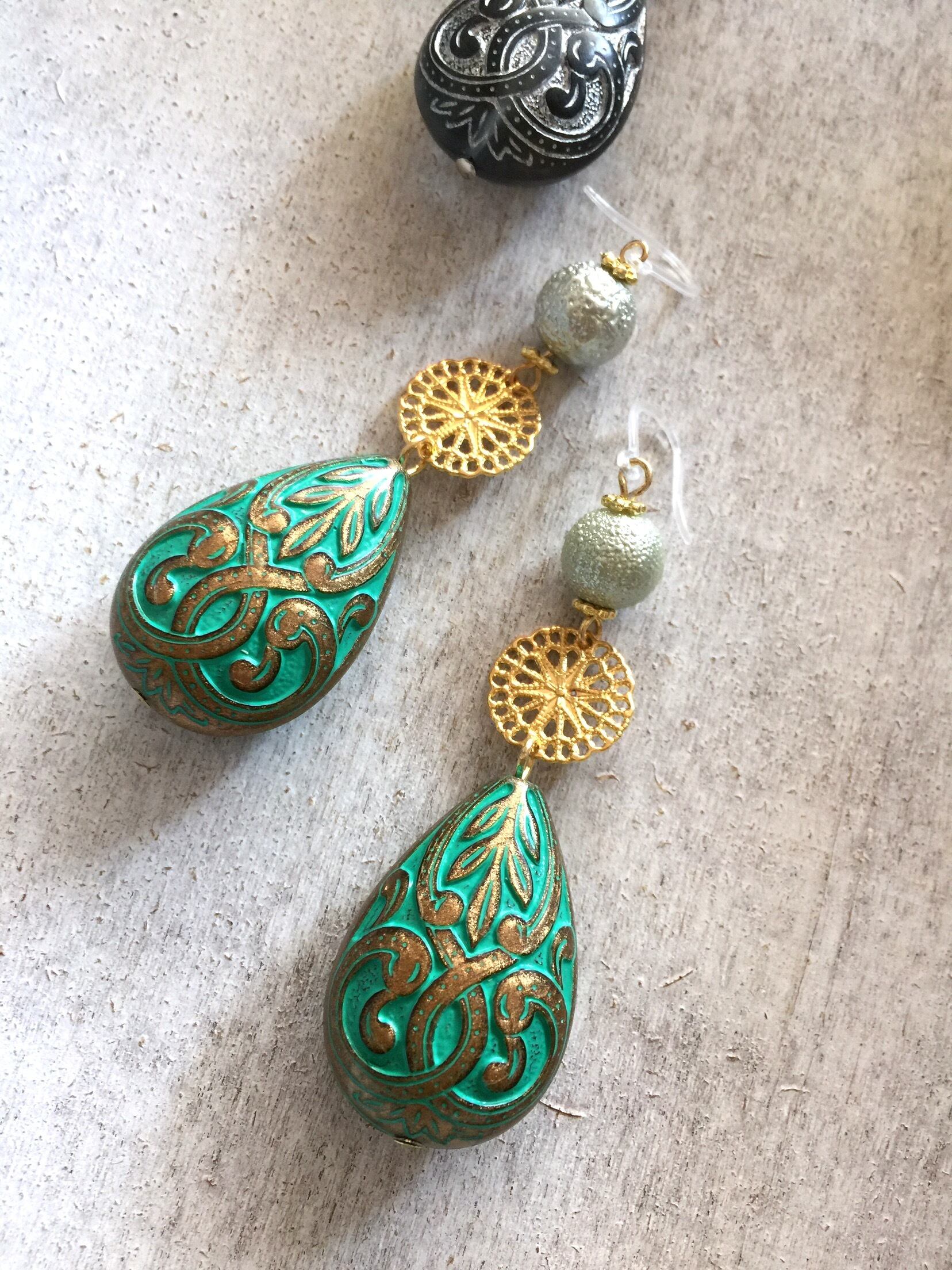 ドイツ製アクリルビーズのドロップピアス | shuhana accessories