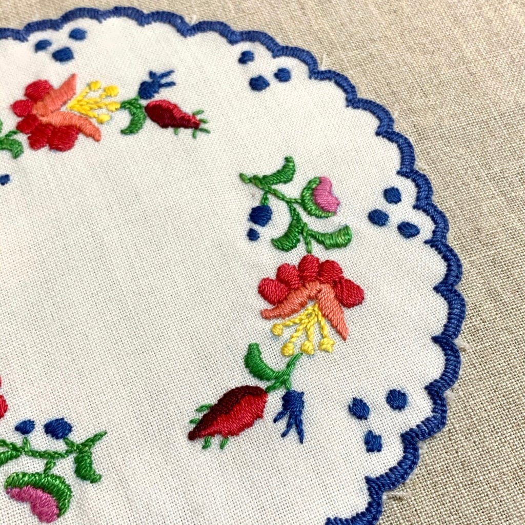 アンティークハンガリー カロチャ刺繍 色糸花刺繍 スカラップリム クロスランナー ガーベラとチューリップのカロチャ刺繍 | kolbenova