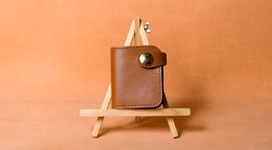 ：レザーミニ二つ折りウォレット