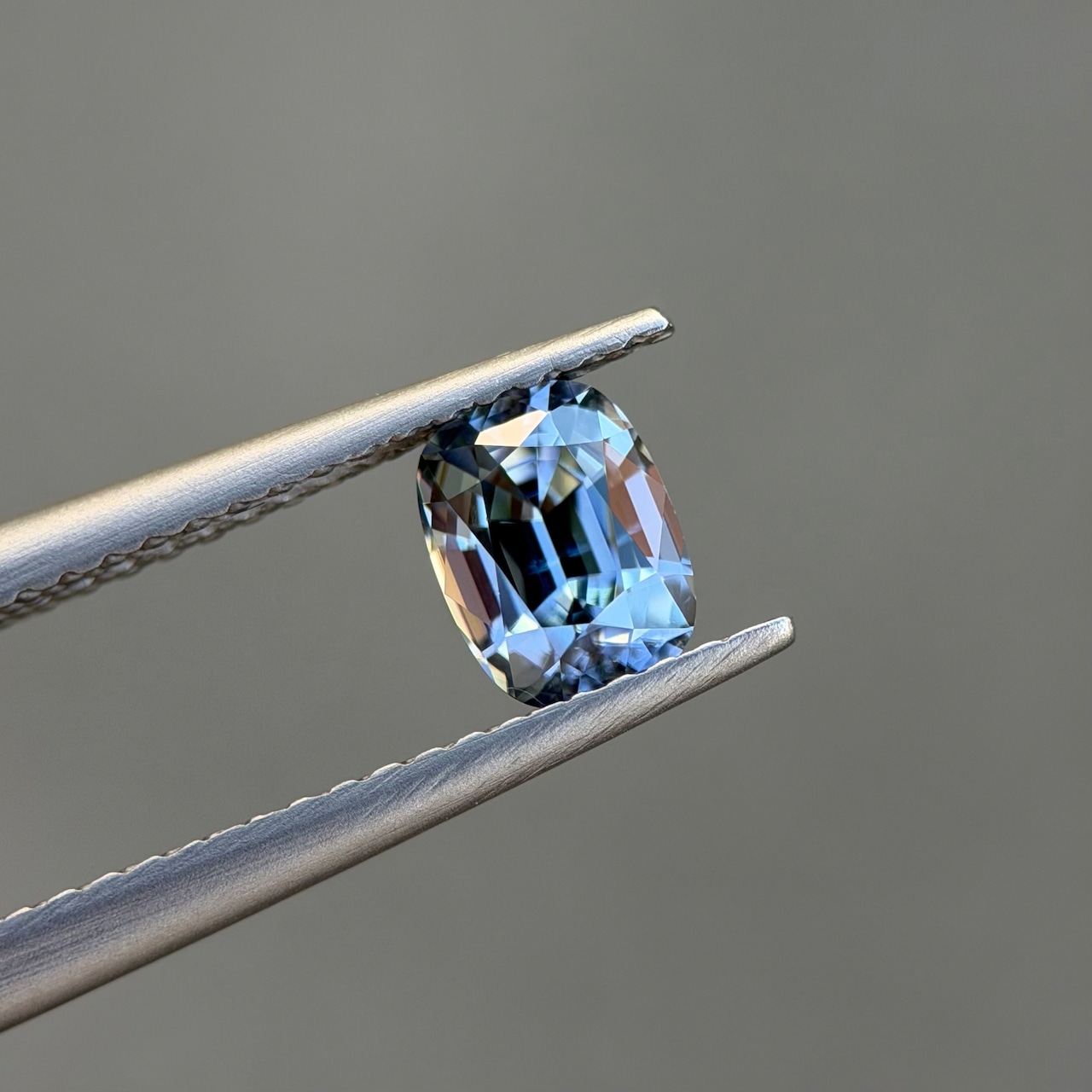 カラーチェンジジルコン 6.1x4.6mm, 0.95ct, ミャンマー産