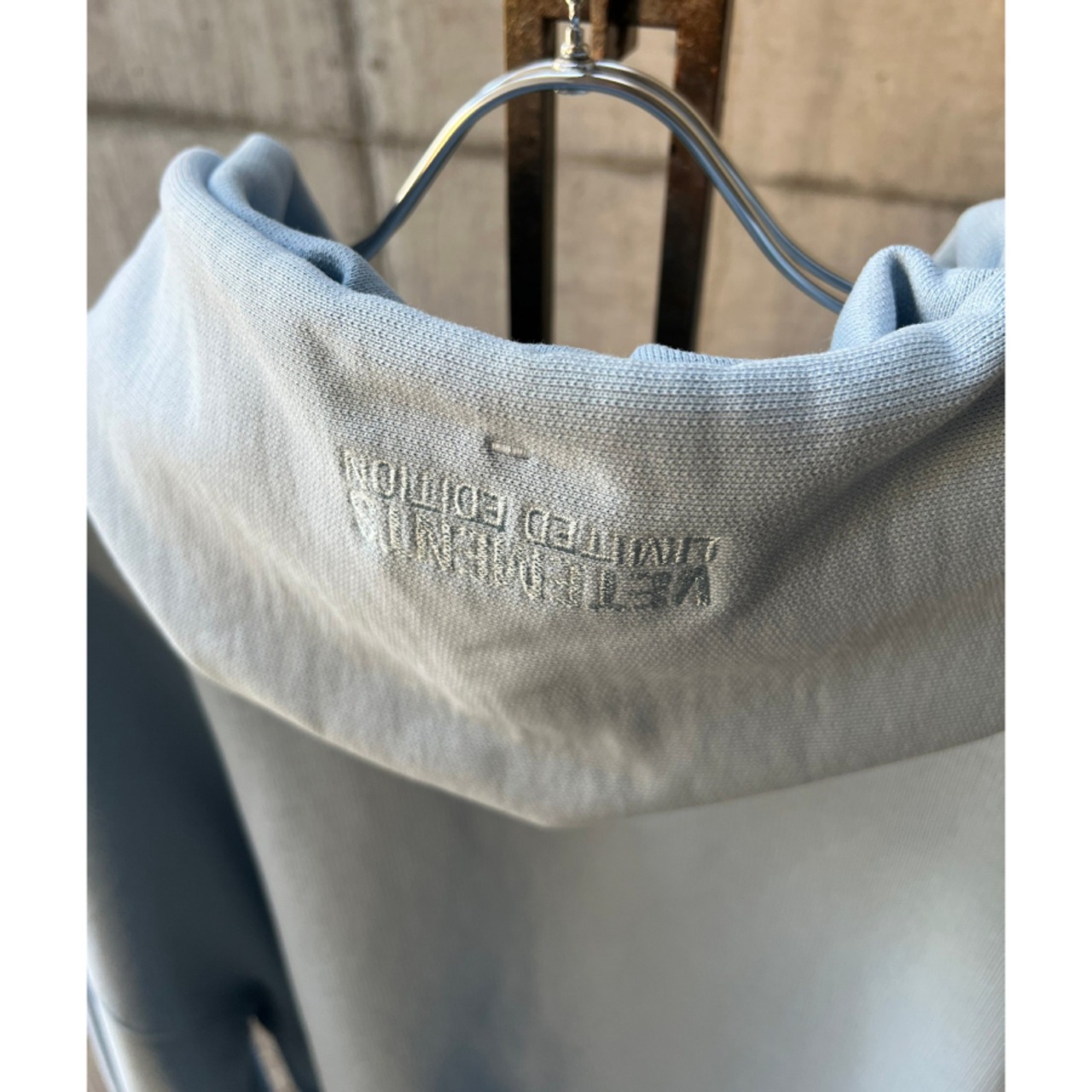 VETEMENTS  LOGOLABELHOODIE  LIGHTBLUEWHITE - 3