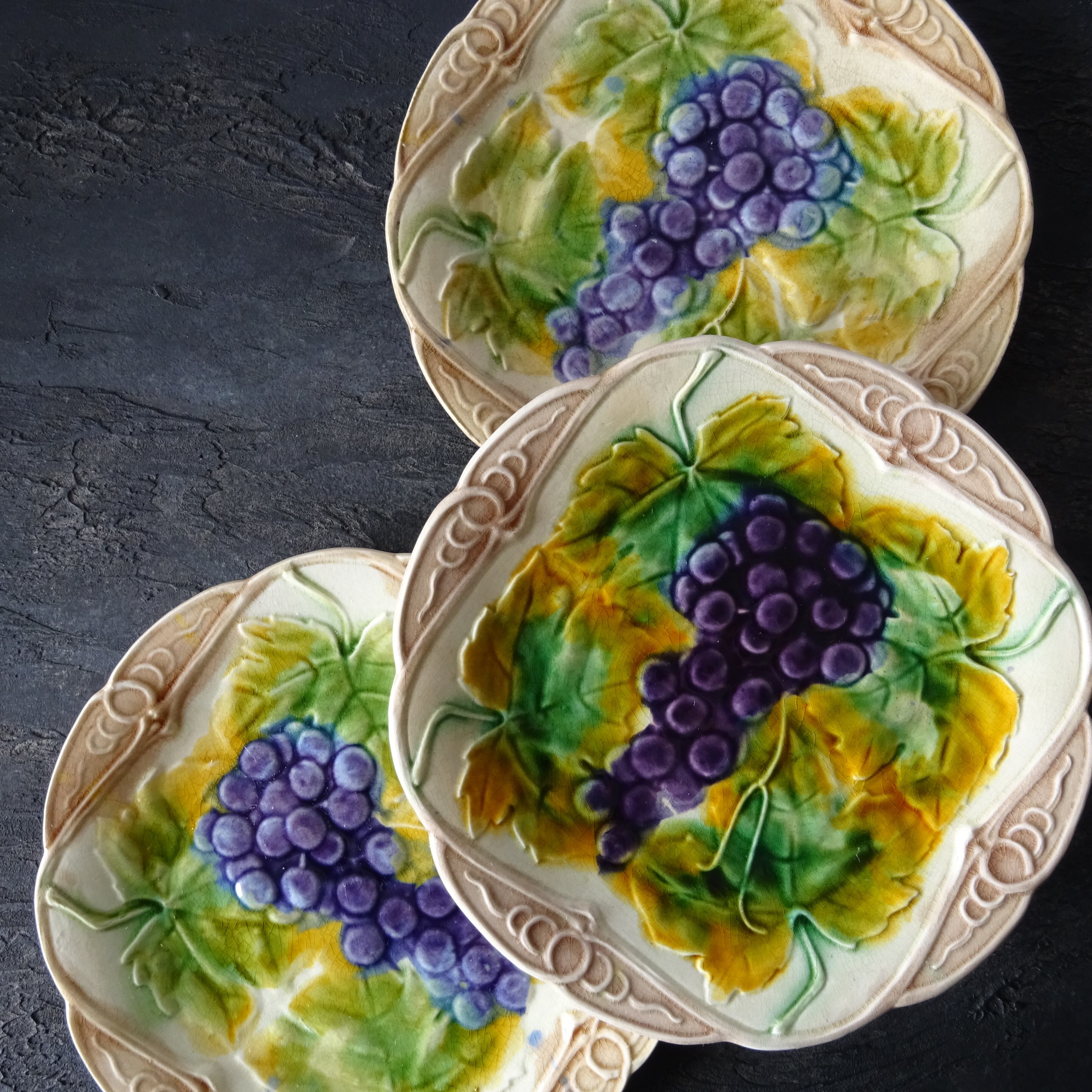 ST AMAND & HAMAGE ORCHIES Barbotine décor《GRAPPE DE RAISINS》assiette (A)