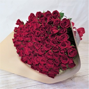 豊川の赤薔薇「サムライ」108本(花言葉は”結婚して下さい”）の花束でプロポーズ