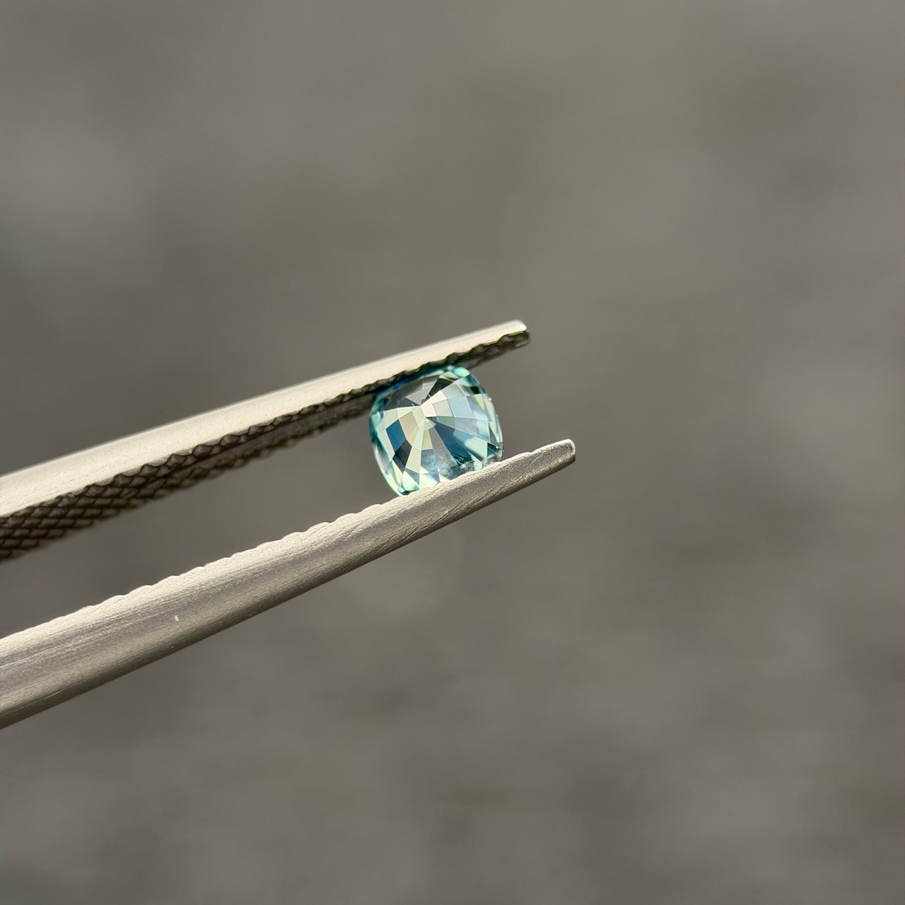 カラーチェンジジルコン 4.2x3.9mm, 0.43ct, ミャンマー産