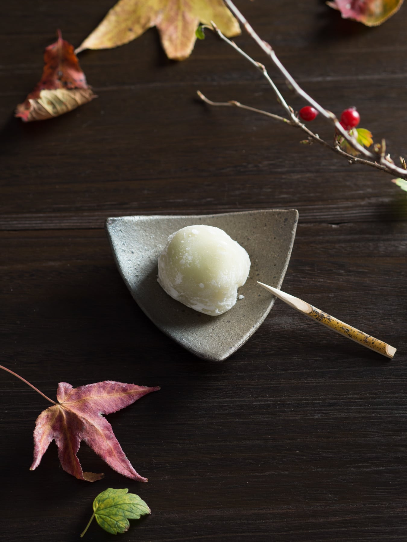 炭化焼締 三角小皿（小皿・取皿・和食器）／阿部 恵里