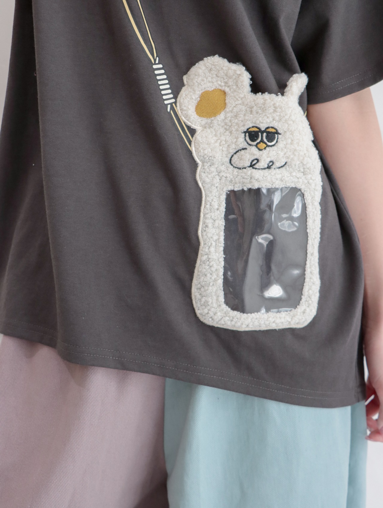 【Hoooさん × スマホショルダー】 Hoooさんがニヤリ！新感覚のスマホショルダー付き Tシャツ - 5