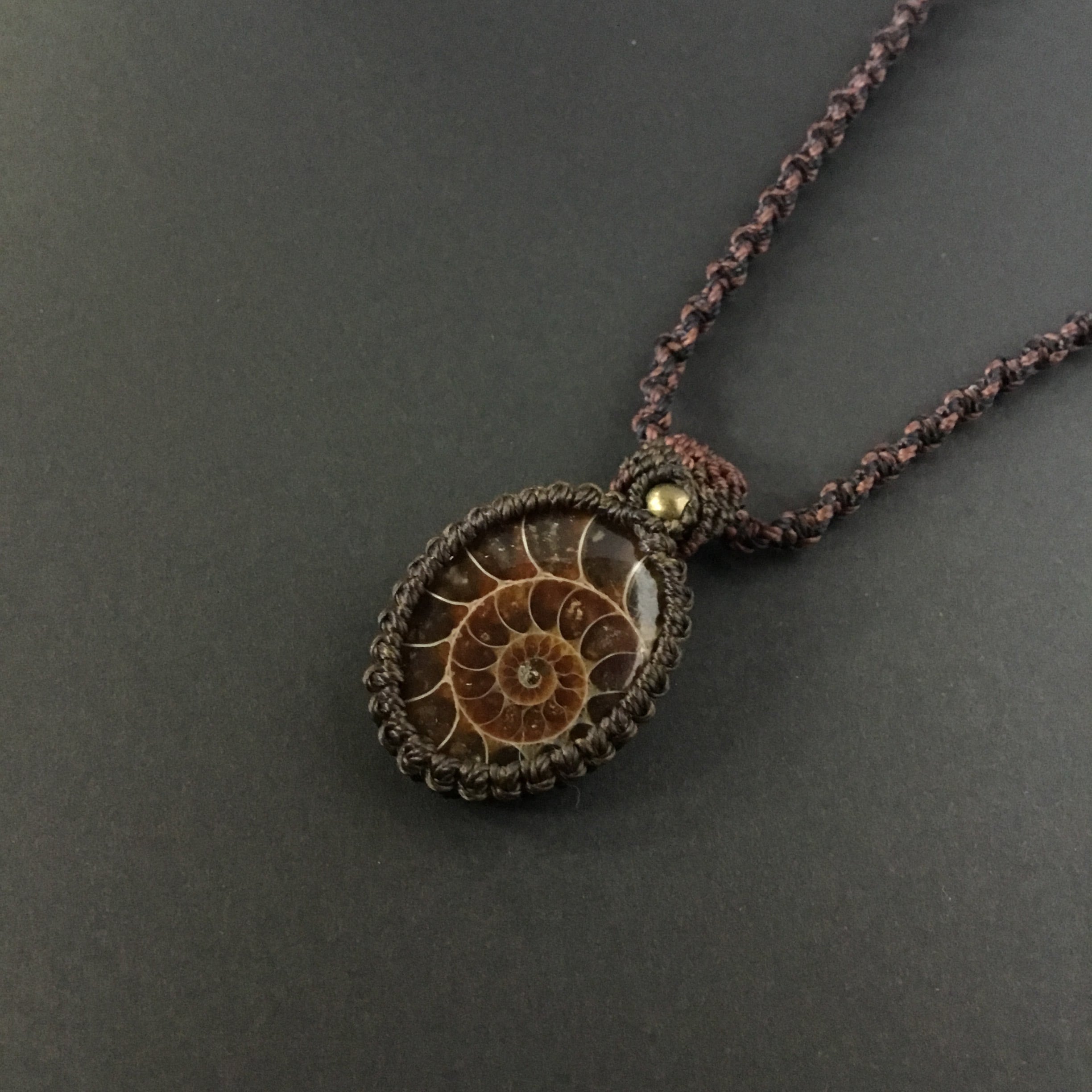アンモナイト・マクラメペンダント | にゃじら屋