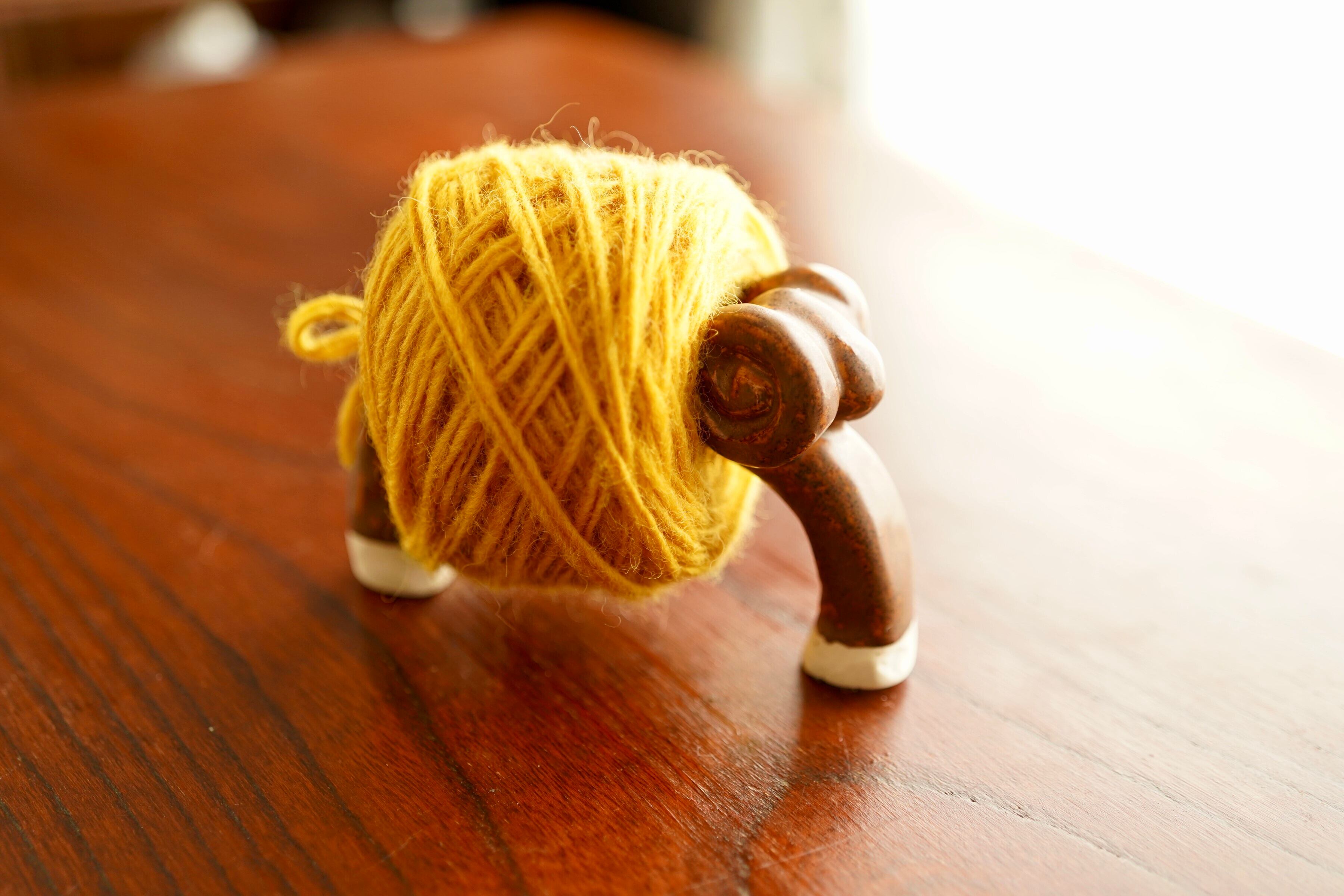 ヒマラヤの羊をモチーフにした陶器のオブジェG_ブラウンxイエロー_糸巻き_飾れる置物_一点物