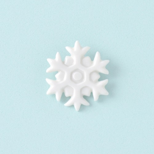 白磁の雪の結晶ブローチ