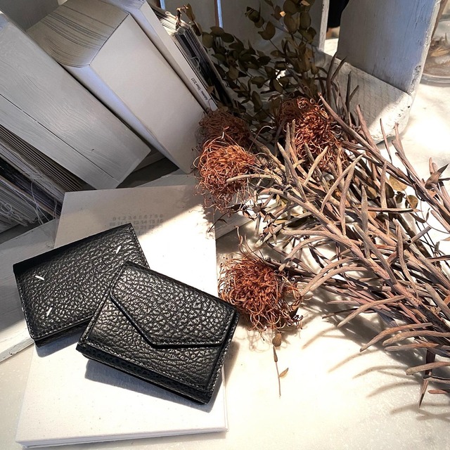 Maison Margiela【メゾン マルジェラ 】 Tri- Fold Learher wallet (BLACK/S36UI0416P4455T8013) .