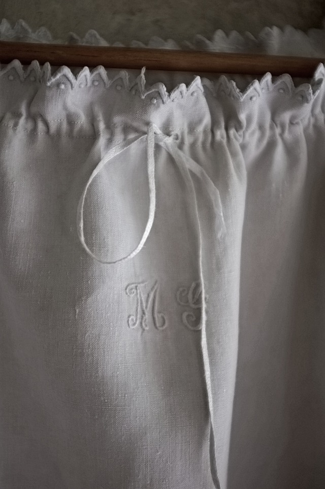 フランス 1900s リネン 球を飲み込んだサーカス旗とモノグラムのあるギャザーワンピース アンティーク