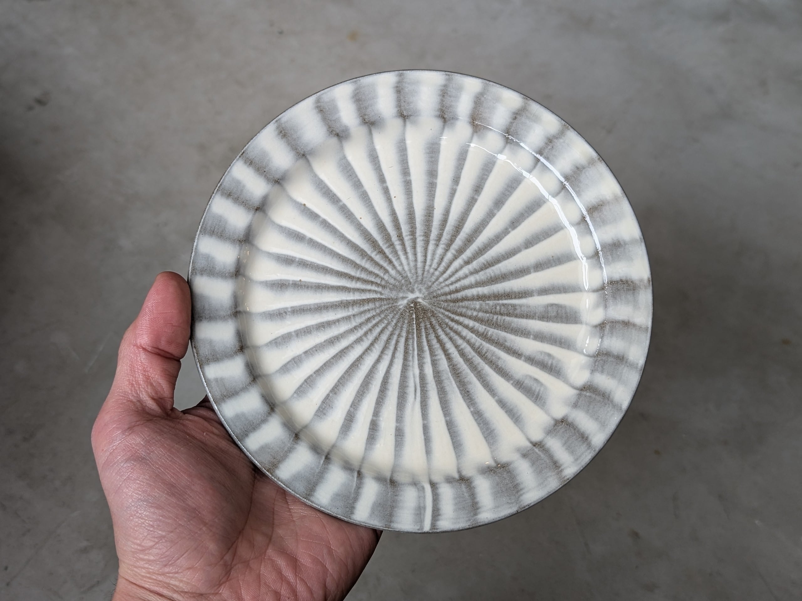 小石原焼 パン皿（刷毛目） | 上鶴窯 | inoya | Basic Life Store