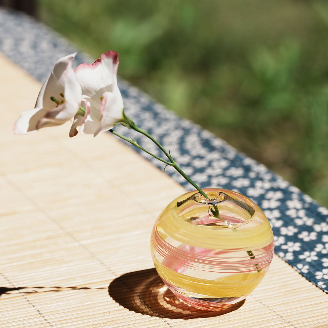 ガラスのフラワーベース・花器》彩手毬 一輪挿し（桜風）｜津軽