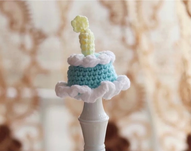 お誕生日帽子　編み物　スカイブルー