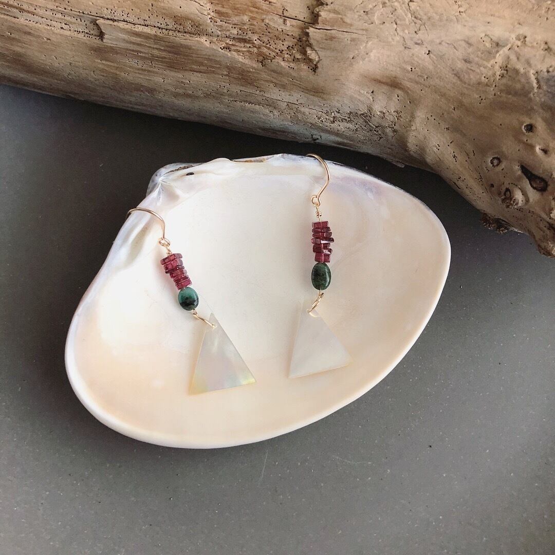 ガーネットとエメラルドのトライアングルピアス