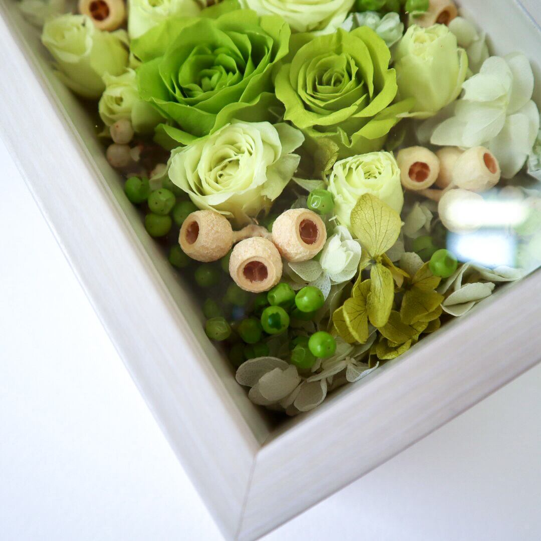 プリザーブドフラワーグリーンと白いユーカリの実のフォトフレームアレンジ 母の日 プリザーブドフラワー フラワーアレンジメント プリザーブドフラワーアレンジメント ナチュラル ボタニカル Shopadaw ショップアドゥ