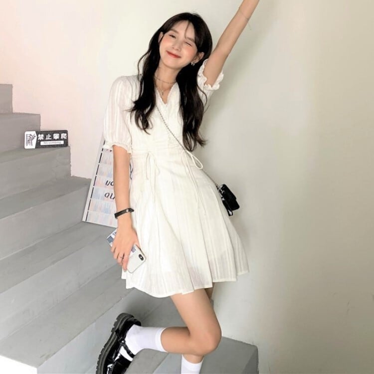 即納 ガーリーな 憧れ白ワンピ ミニ ワンピース プリーツ ぽわん袖 ギャザー Vネック レース リボン フェミニン 女っぽ Lamitte Deco トレンド 韓国ファッション ショップ Base店