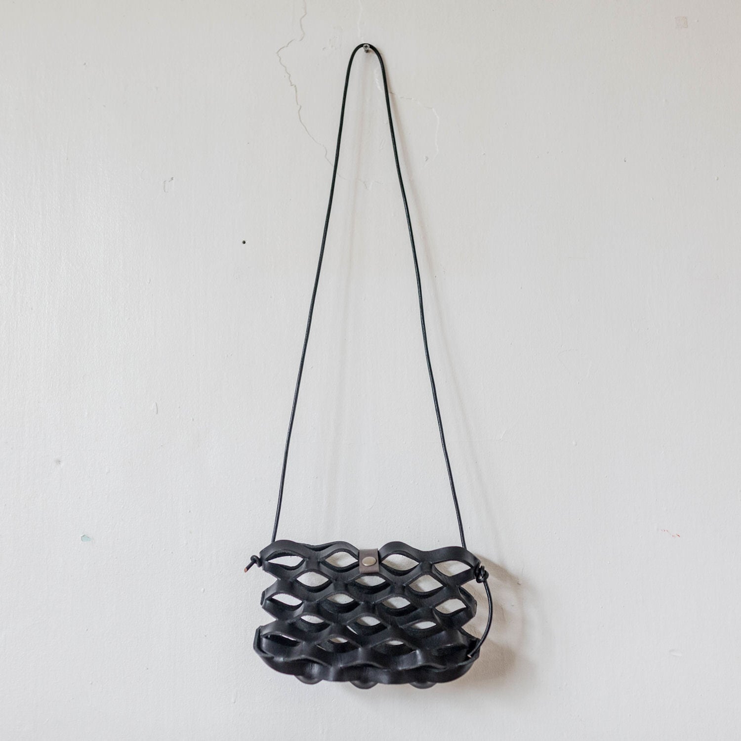 黒いメッシュデザインかごバッグ 黒革メッシュのかごバスケット / ショルダーバッグ