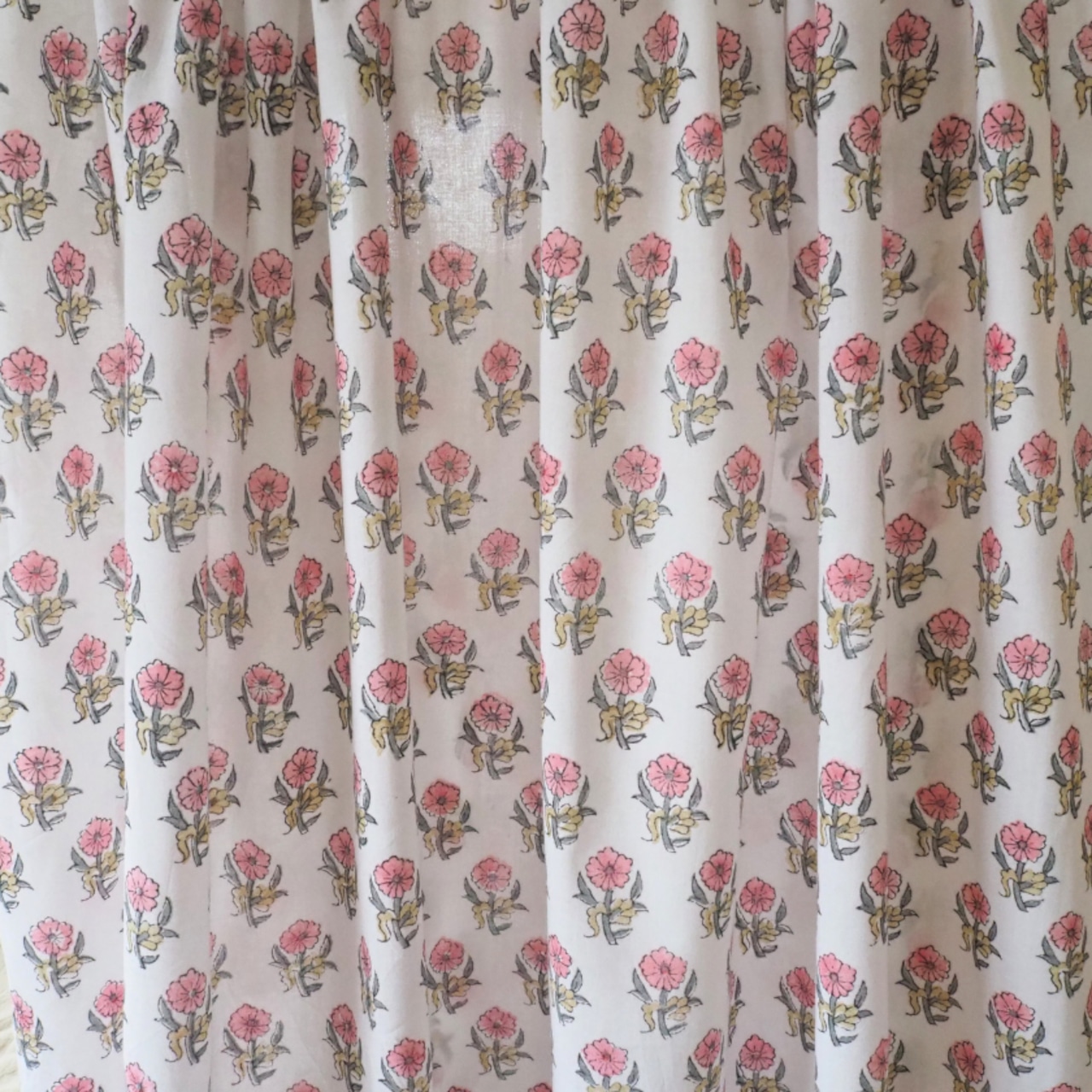 ブロックプリント生地【50cm単位】インド綿 小花柄 白×ピンク×カーキ #56810-WT1