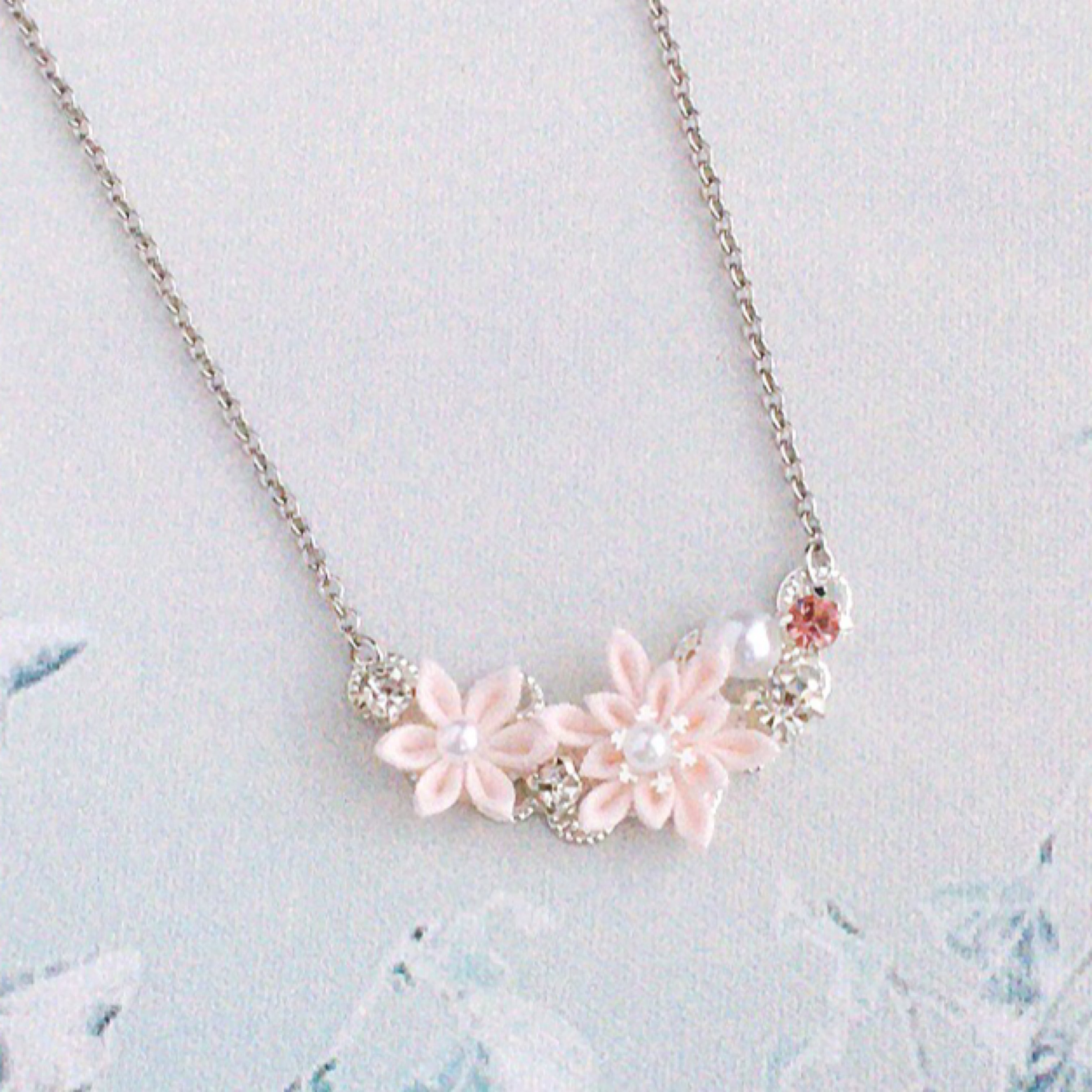つまみ細工 雪の結晶と星屑のネックレス 】---フラワー/誕生日/記念日