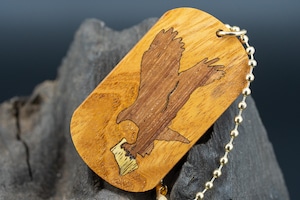 【日本を代表する巨木】欅 (ケヤキ) ドッグタグ 象嵌 トンビと油揚げ