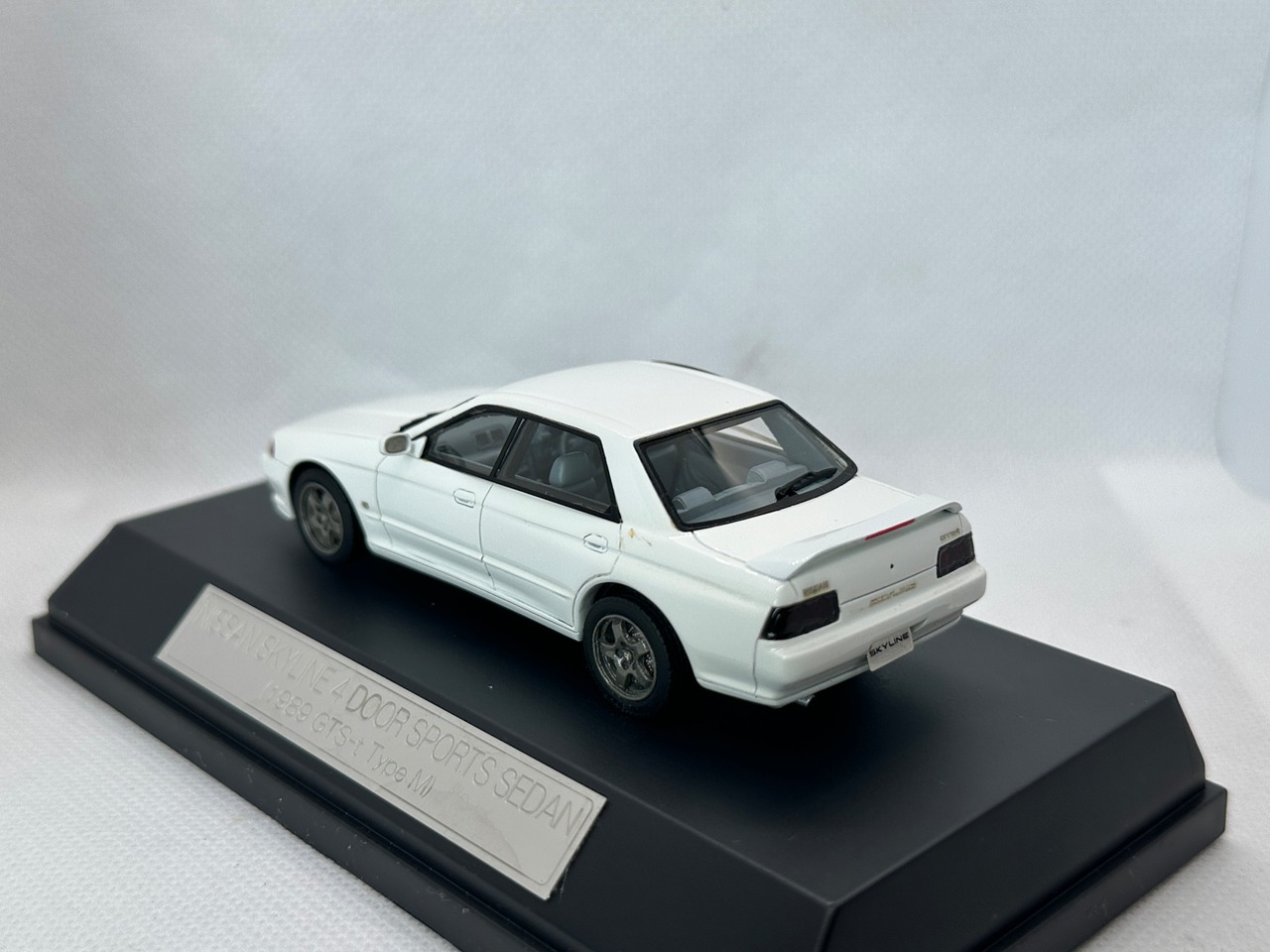 【Hi-Story】1/43 日産 スカイライン ４ドア スポーツ セダン(1989 GTS-t Type M)クリスタルホワイト 買取品