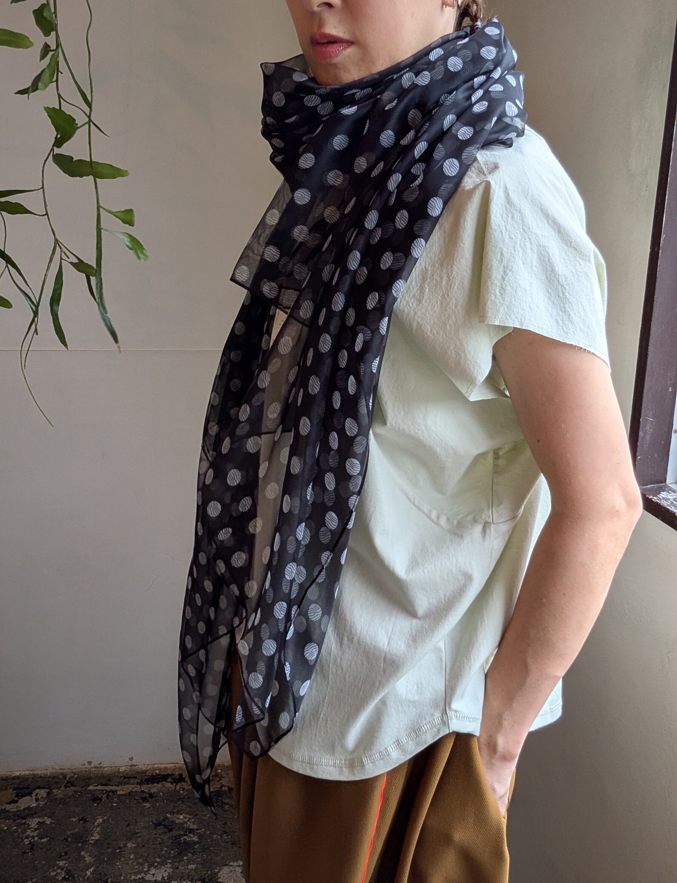 ドット柄 長方形型 大判薄手シフォンタッチストール/ ブラック | 服と
