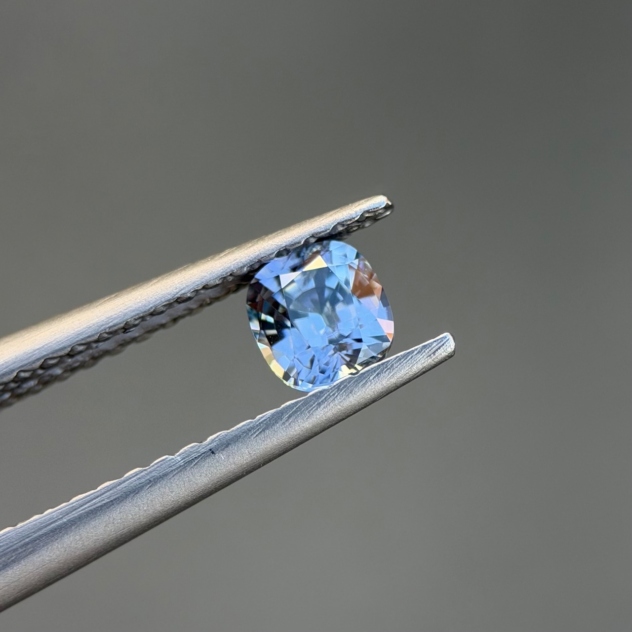 カラーチェンジジルコン 4.2x3.9mm, 0.43ct, ミャンマー産