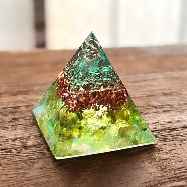 【3cm】ミニピラミッド型オルゴナイト ペリドット