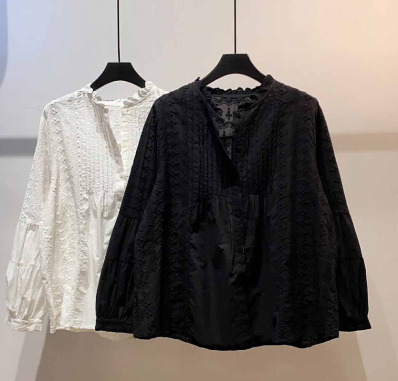 刺繍入りラウンドネックシャツ
