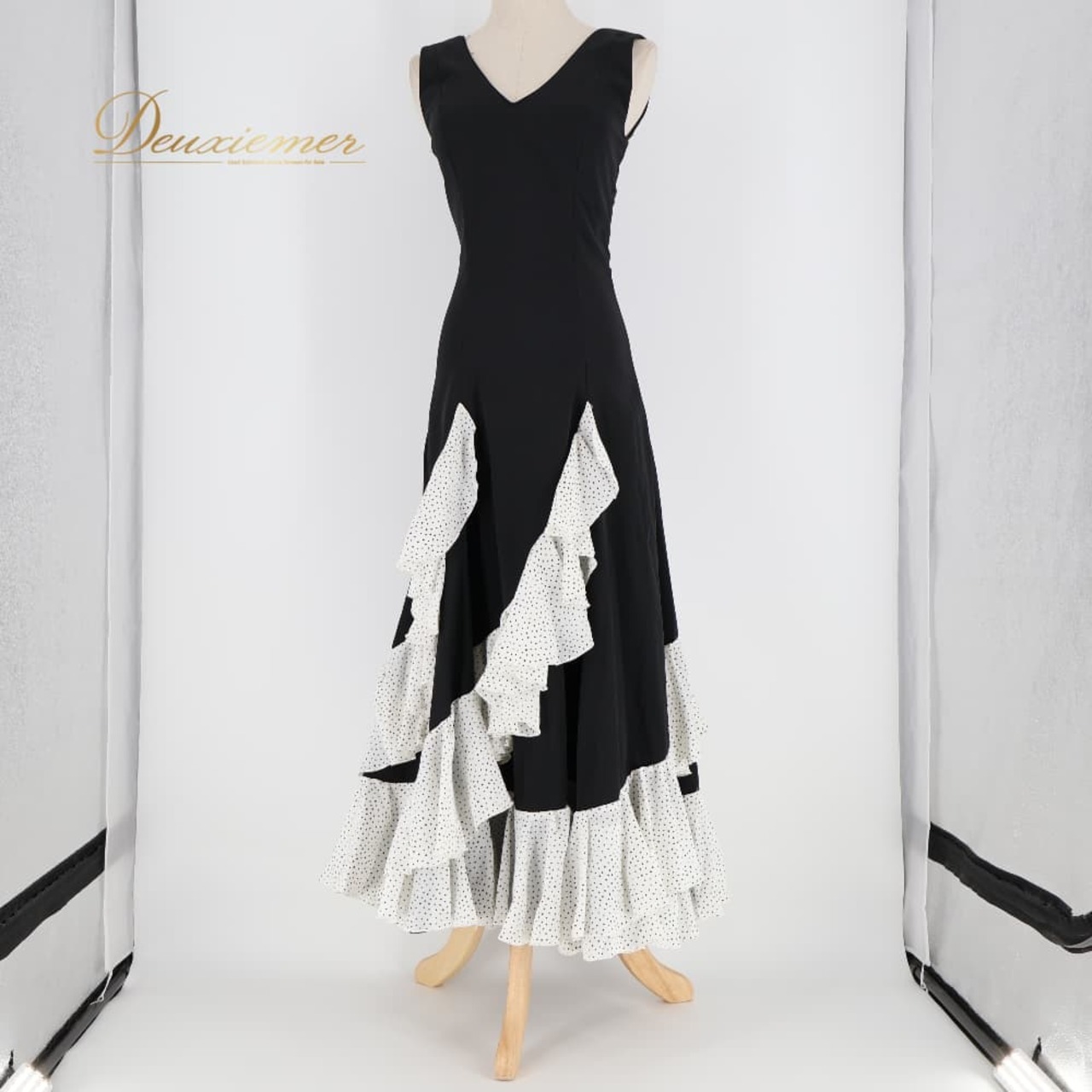 フラメンコ 衣装 trajes sevillanos ドレス ワンピース ブラック系 黒 白 ドット 水玉 ボランテ フリル 袖なし 華やか ノースリーブ かわいい ダンス衣装 イベント ステージ ドット柄 ホワイト系