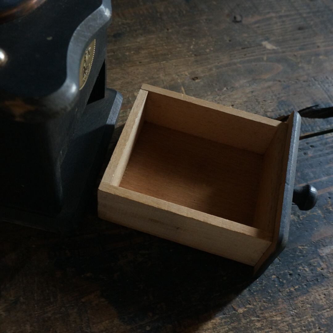 古いドイツのコーヒーミル