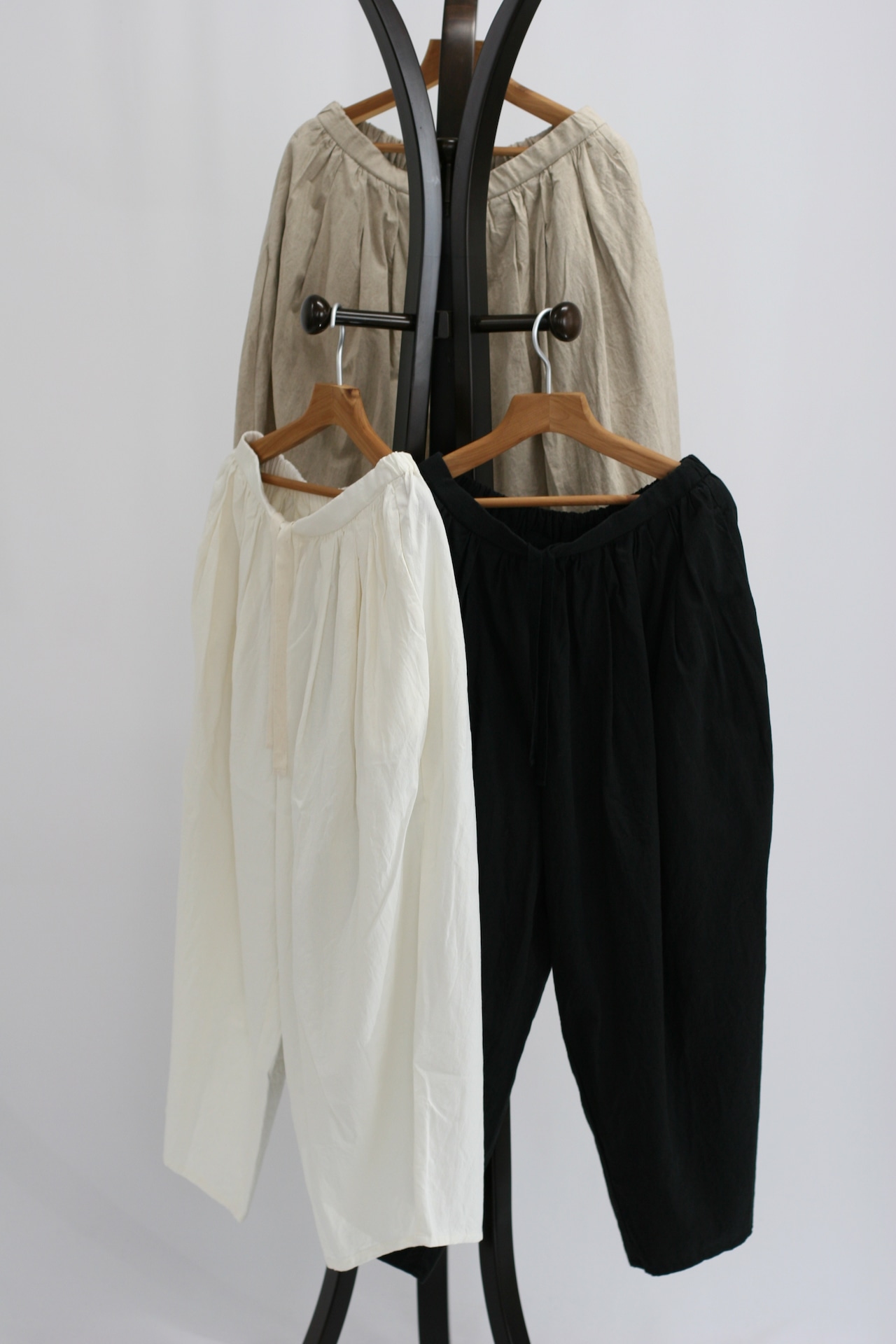 【ROBE de PEAU】リネンコットン カミーユタックパンツ(R277) / Natura・lBlack・White