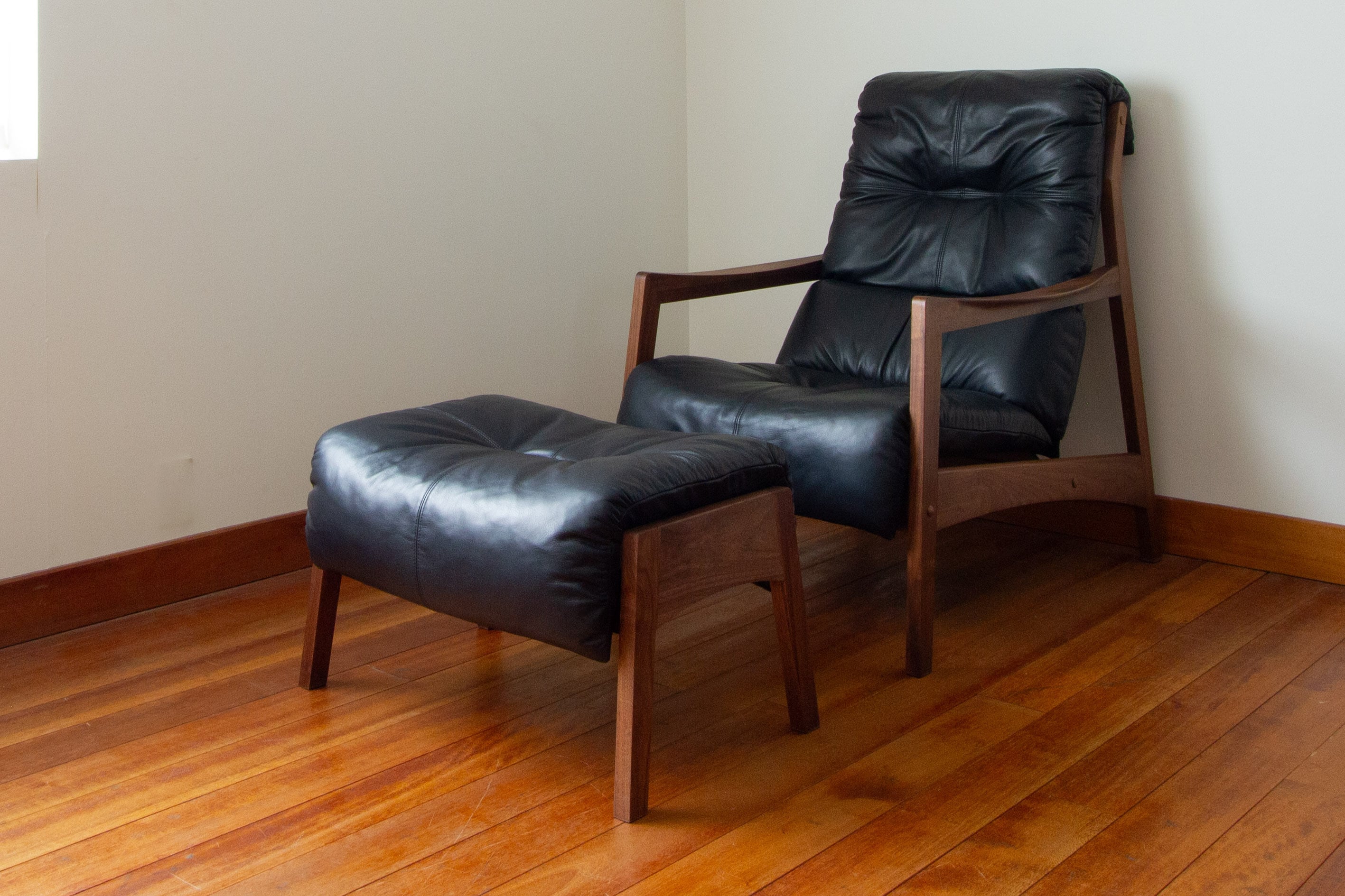 自分だけのリラックスタイムを、優雅な柔らかさを持つオットマンと