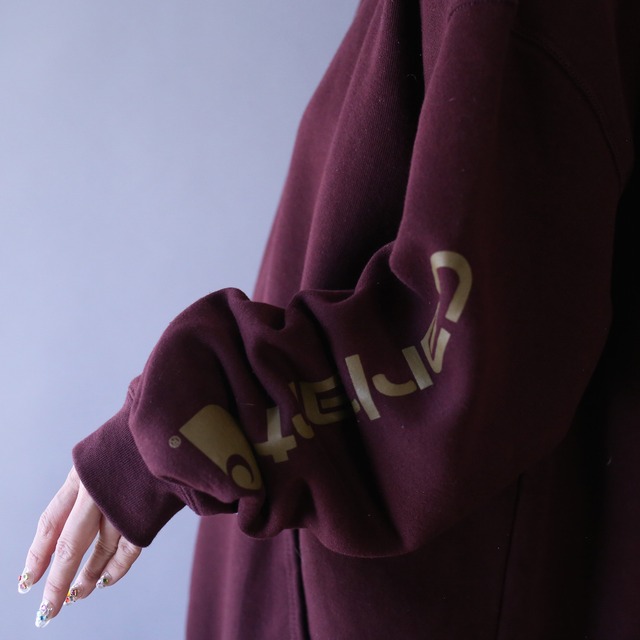 "carhartt" sleeve printed design over silhouette bordeaux parka