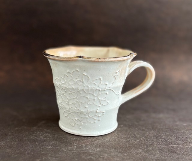 土和のルリエフ粉引き白　お花形マグカップ