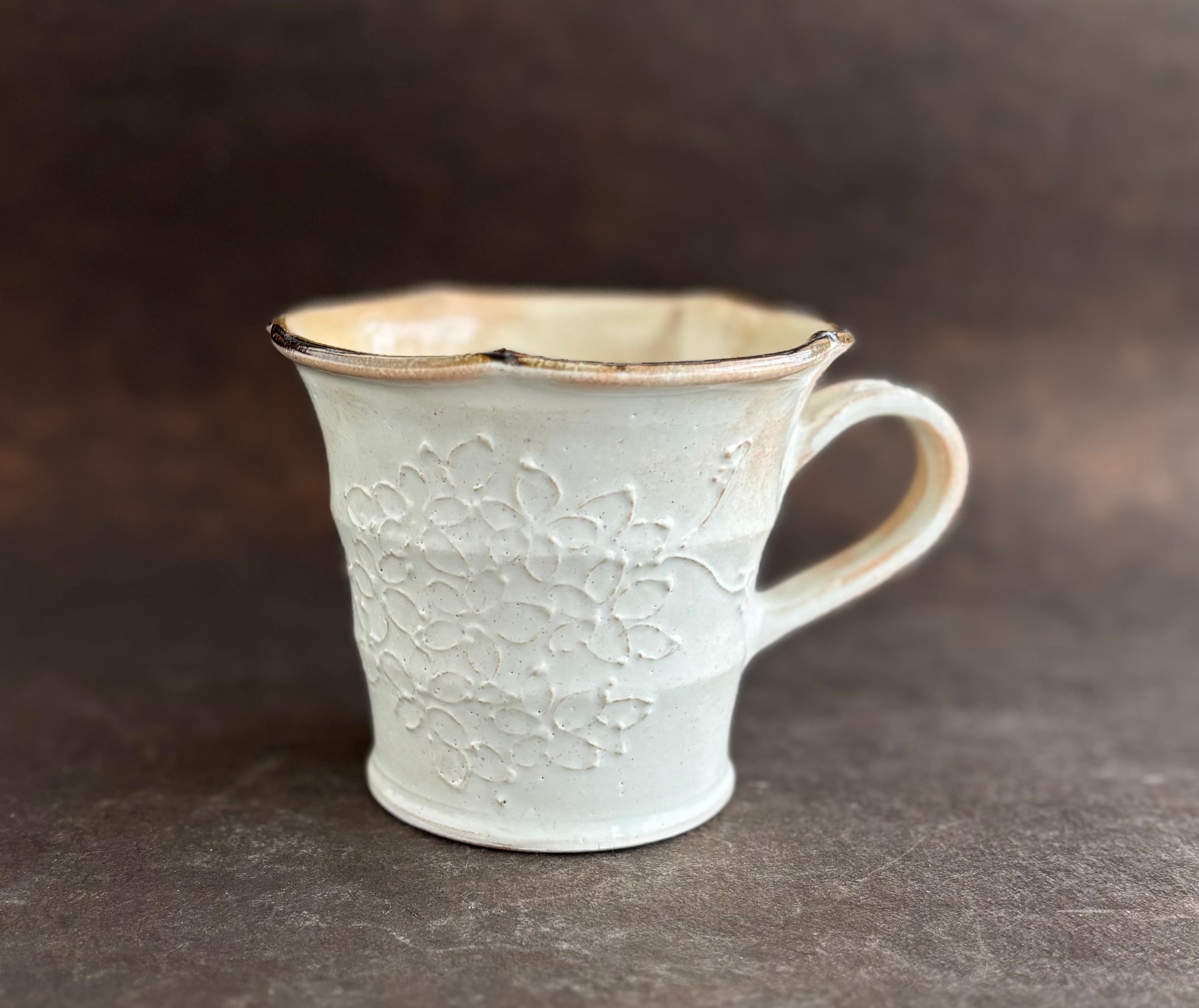 土和のルリエフ粉引き白　お花形マグカップ