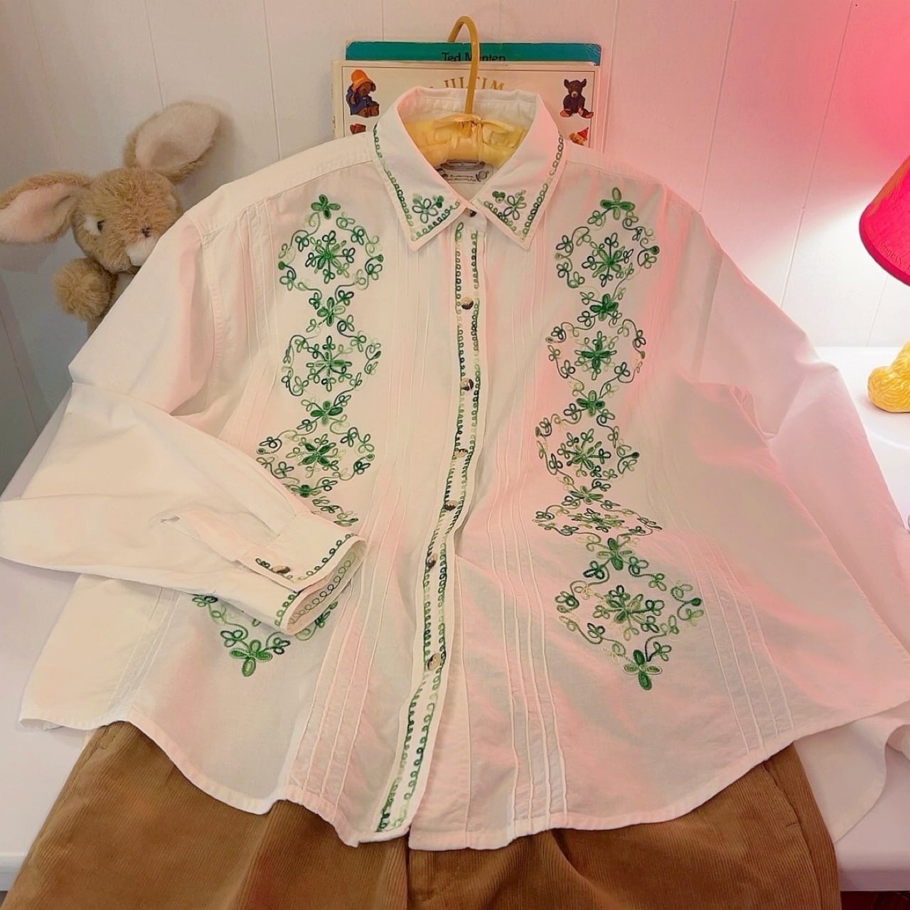 clover embroidery white shirt