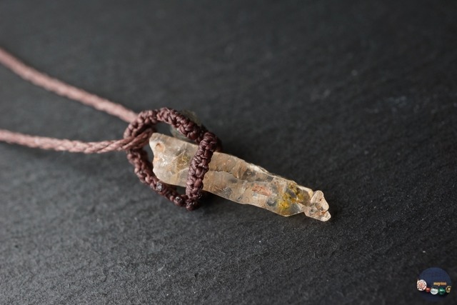 オイルインクォーツ（石油入り水晶）のマクラメネックレス＊ラフロック