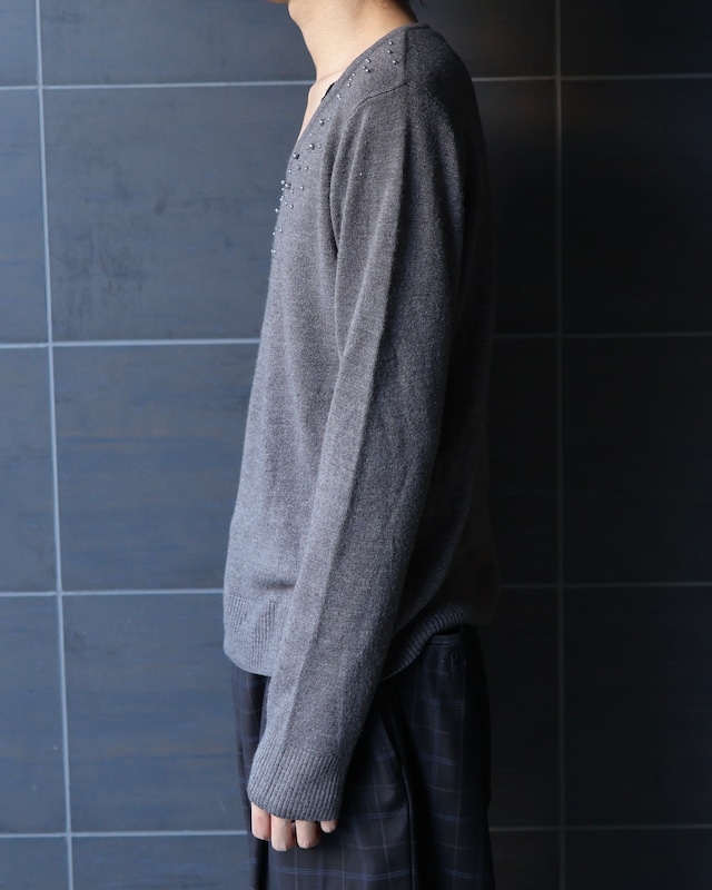 Pearl design v-neck knit