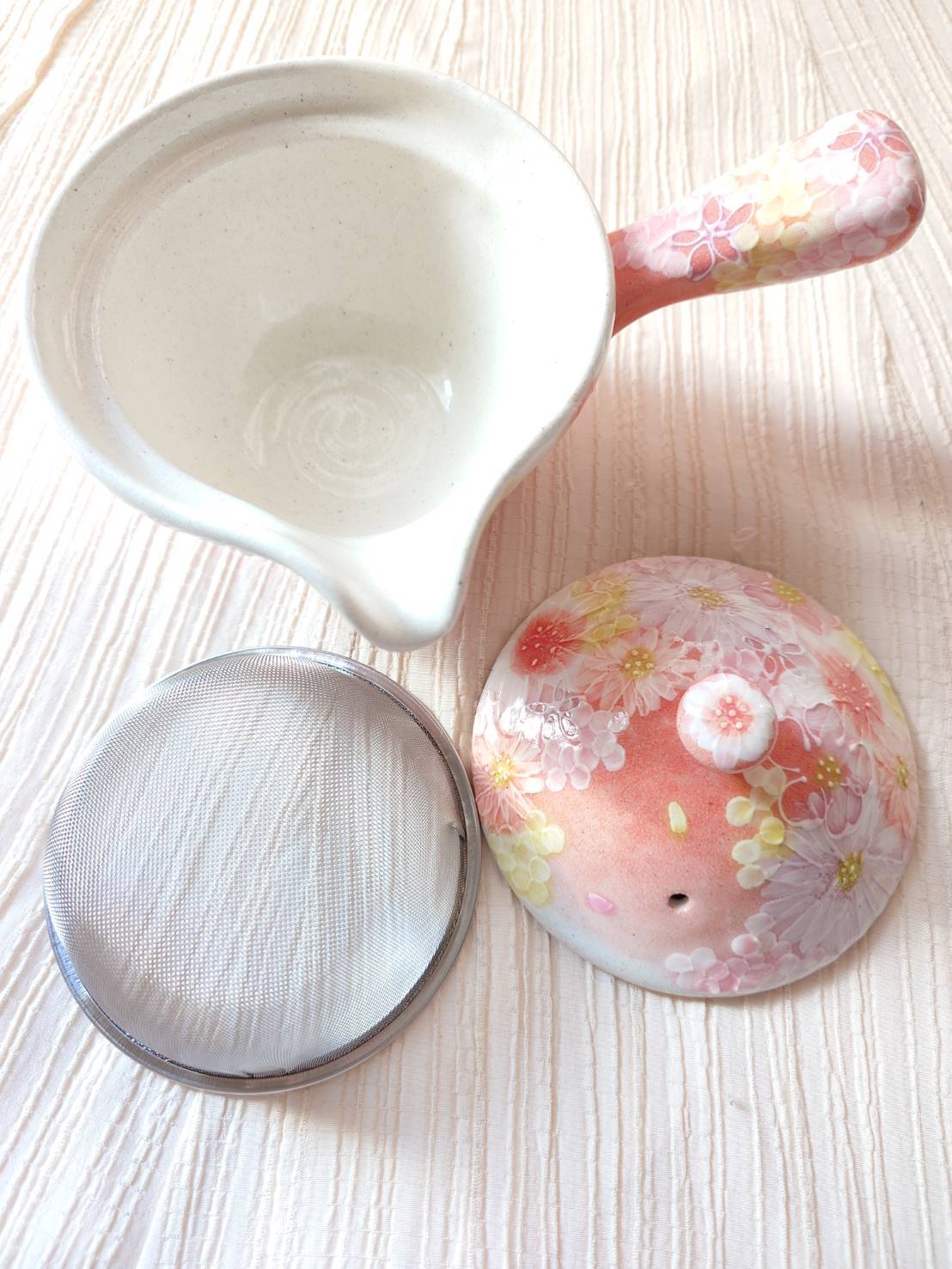 工房ゆずりは 平急須 繊細な絵付けの花柄がいかにも工房ゆずりは 紅彩
