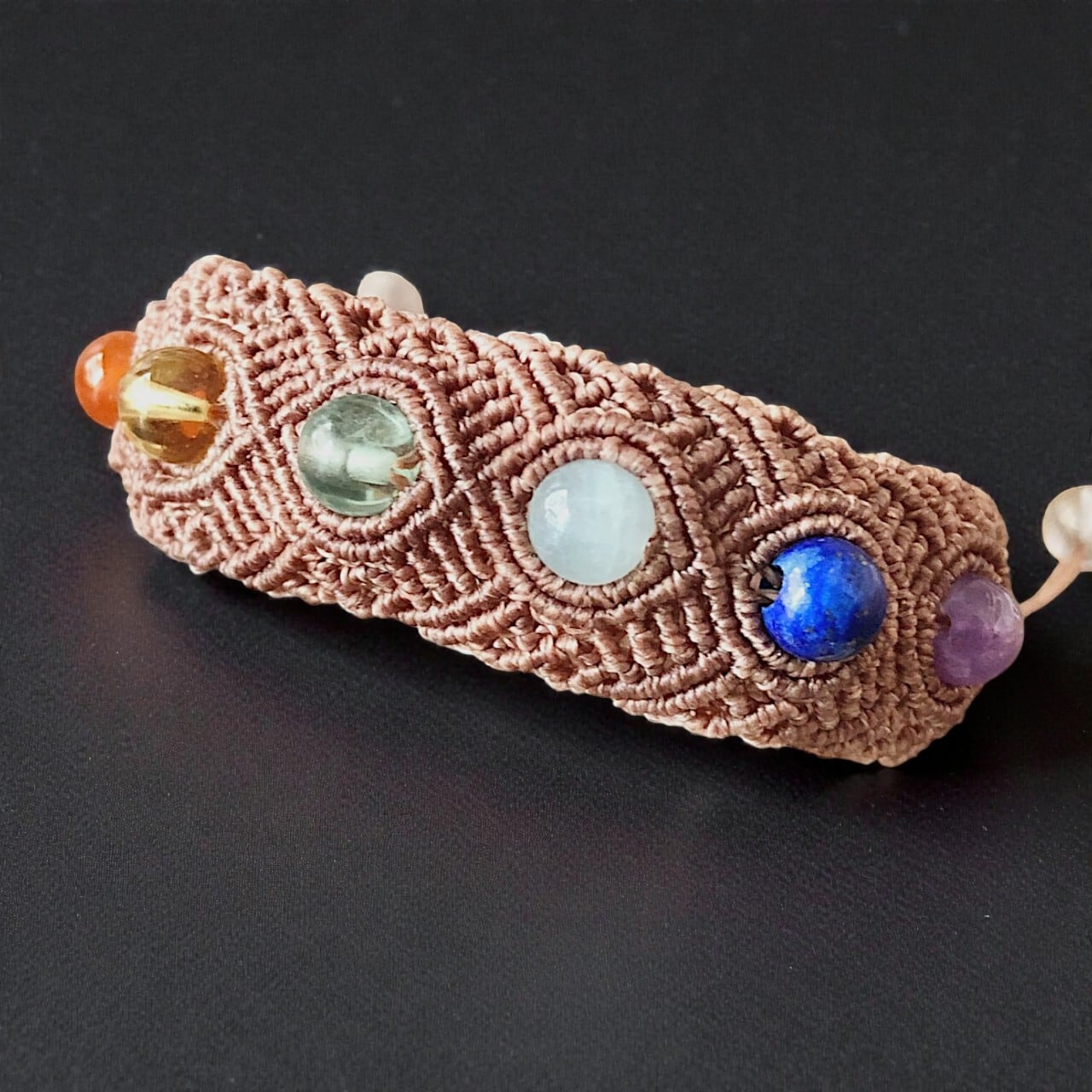 七色の天然石を手元に｜マクラメ編みブレスレット｜サイズ調整可・一点