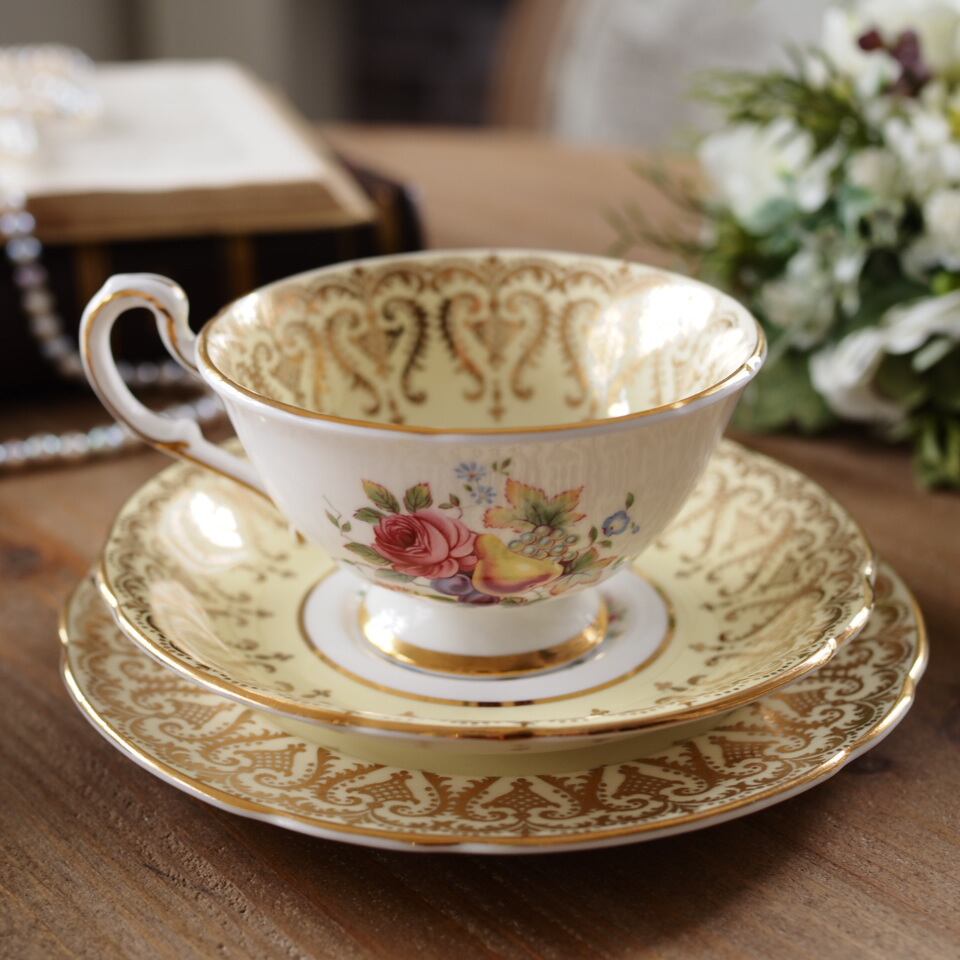 英国パラゴン 金彩果実文 フルーツ絵柄トリオ イエロー カップ